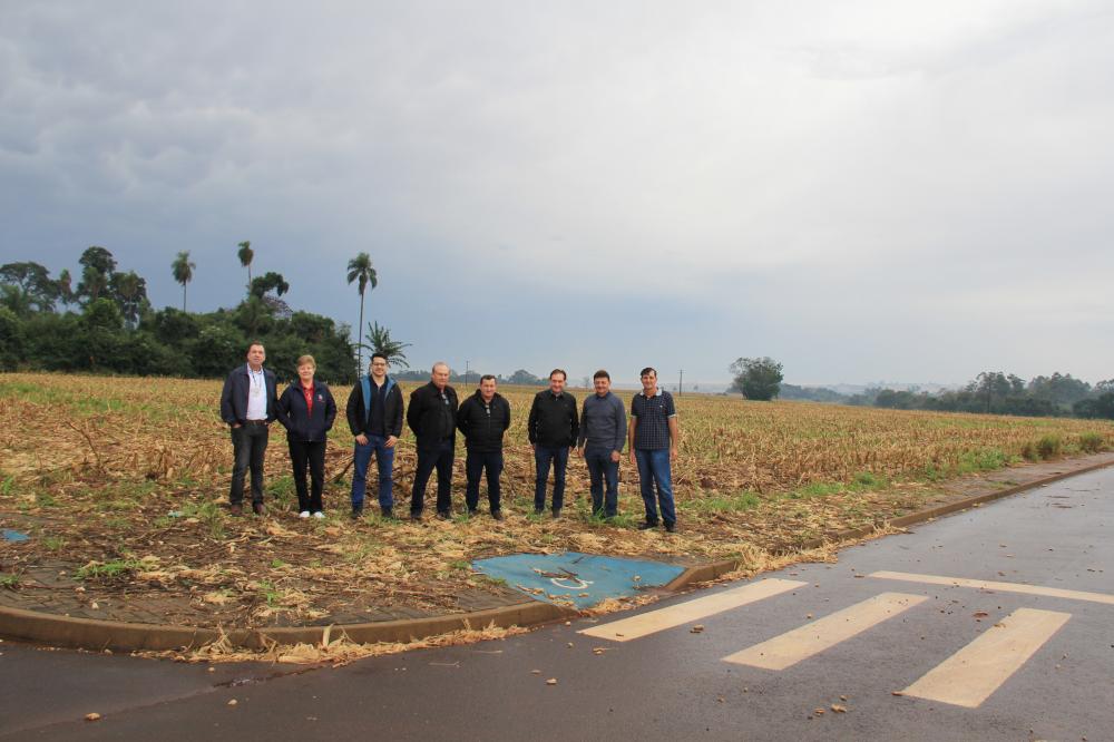 Foto: Reunião equipe Cohapar - Paço Municipal Legenda: Reunião no Paço Municipal com a presença das autoridades