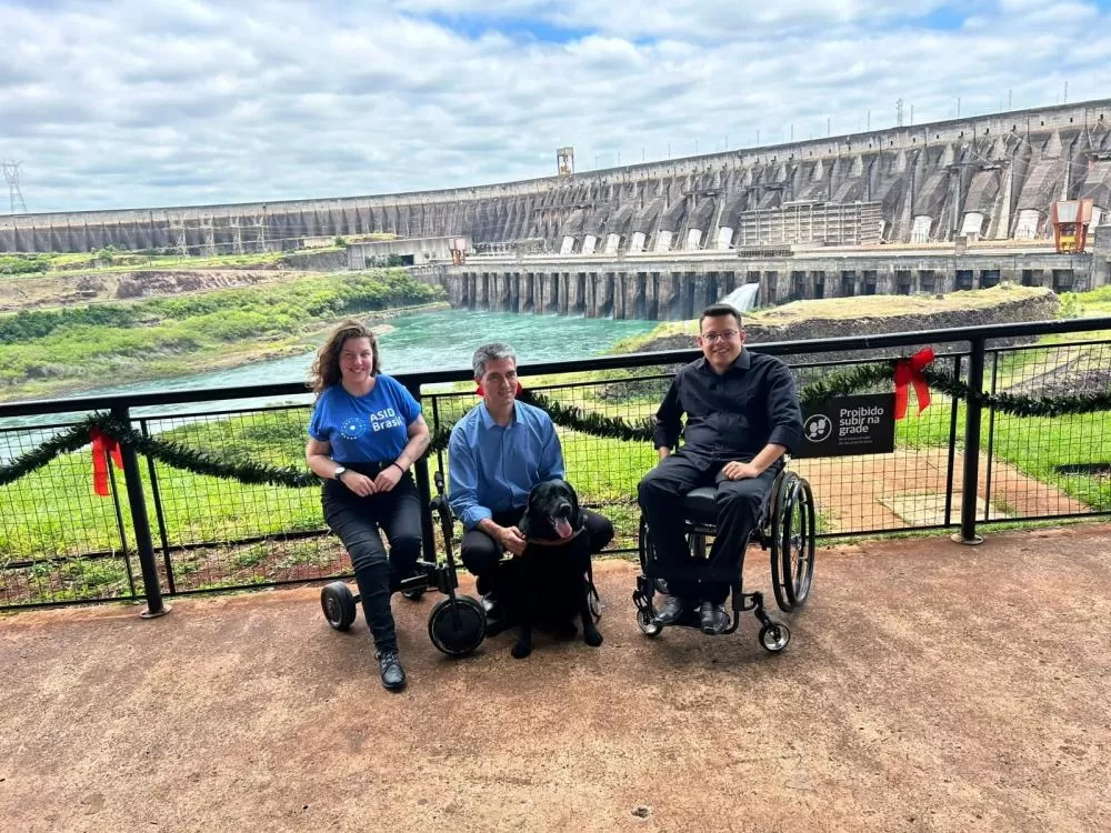  Edilayne explicou conceitos sobre a pessoa com deficiência física. Foto: Sara Cheida/Itaipu Binacional. Palestrantes em visita à Itaipu. Foto: Jéssica de Deus/Itaipu Binacional