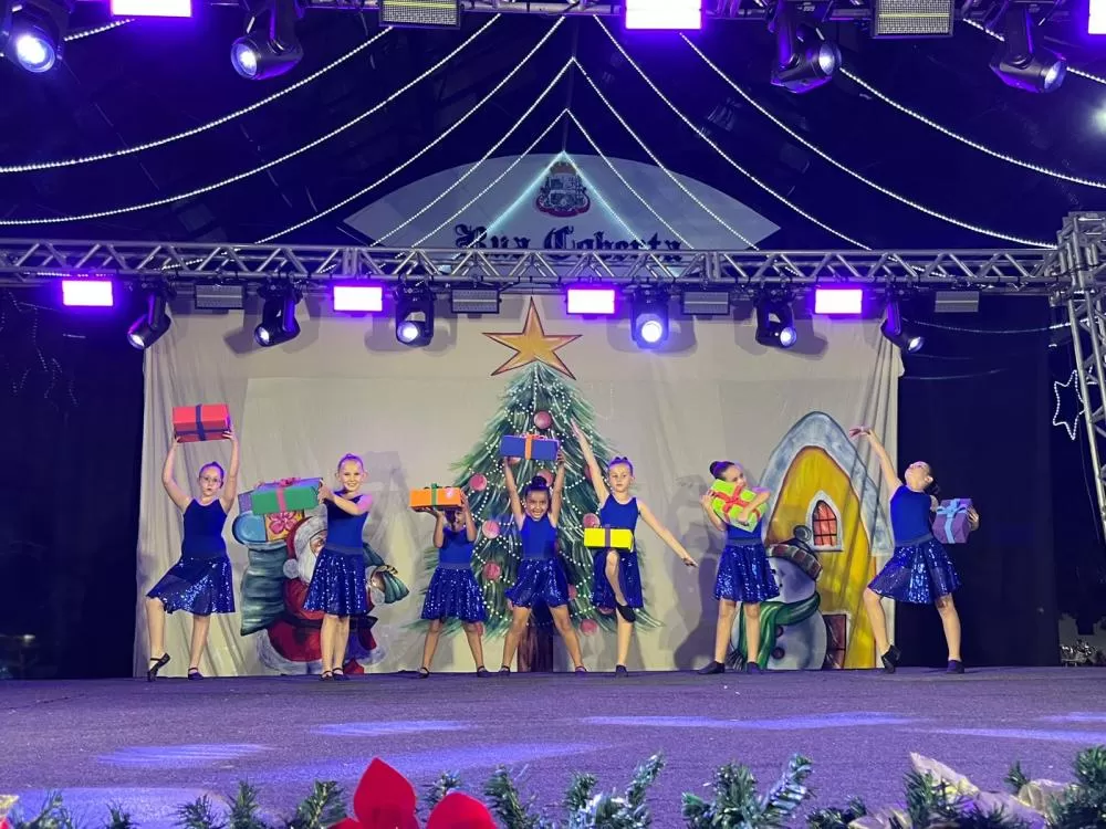 ‘Um Natal de amor e fé’ é aberto com Caminhada e Cantata de Luzes; centenas de pessoas acompanharam