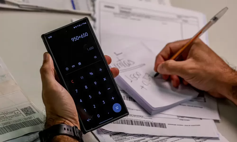 Os boletos de pagamento poderão ser pagos não apenas por código de barra, mas por meio de outros instrumentos, como o Pix. O Banco Central (BC) aprovou nesta quinta-feira (12) resolução que moderniza o tradicional boleto. Embora a resolução só entre em v