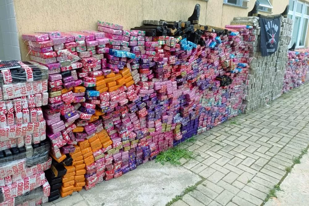 2,8 toneladas apreendidas: grupo tinha até empilhadeira para estocar drogas Foto: SESP-PR