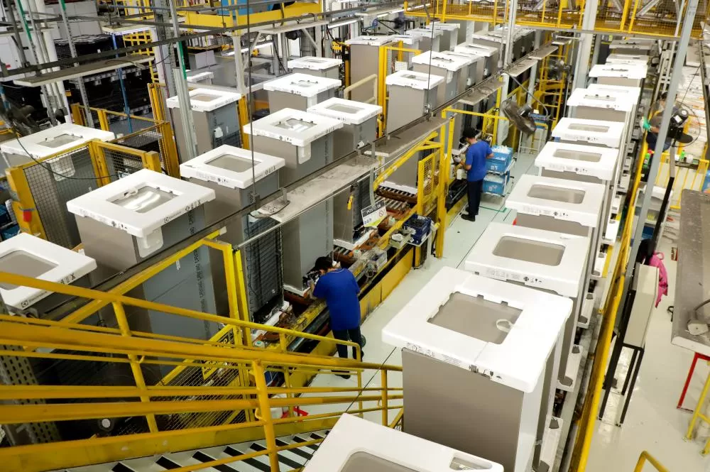 Produção de eletrodomésticos na fábrica da Electrolux em Curitiba: multinacional sueca vai expandir produção com nova planta em São José dos Pinhais. Foto: Ari Dias/AEN
