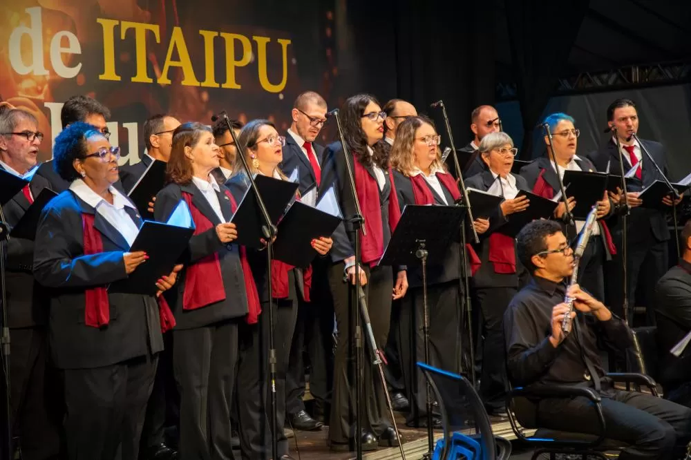 Coral da Itaipu apresenta Concerto de Natal na Praça da Paz, em Foz do Iguaçu (PR)