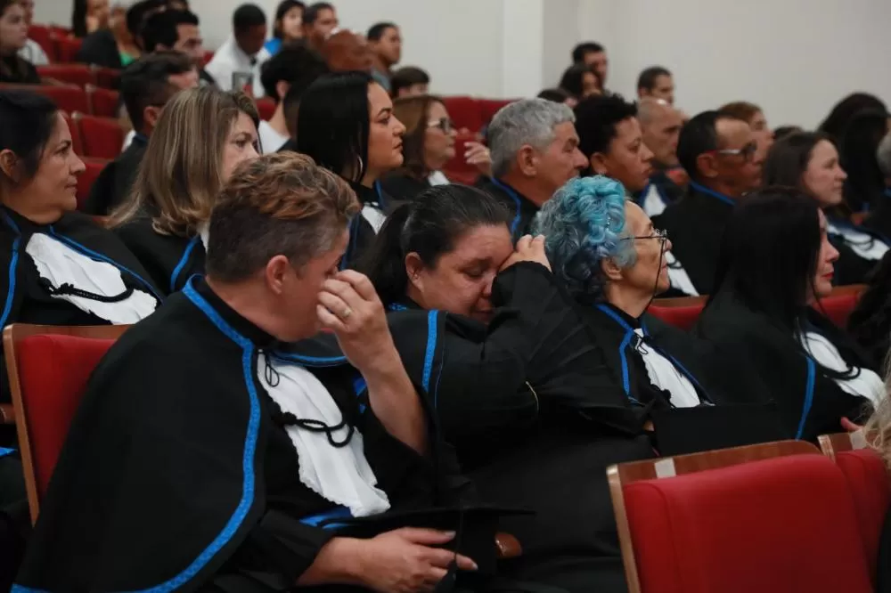 EJA: Emoção em formatura de alunos da Educação de Jovens e Adultos mostra que nunca é tarde para estudar