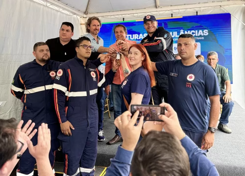 Zeca Dirceu e Chico Brasileiro entregam seis ambulâncias do Samu e 18 viaturas para segurança e trânsito de Foz do Iguaçu