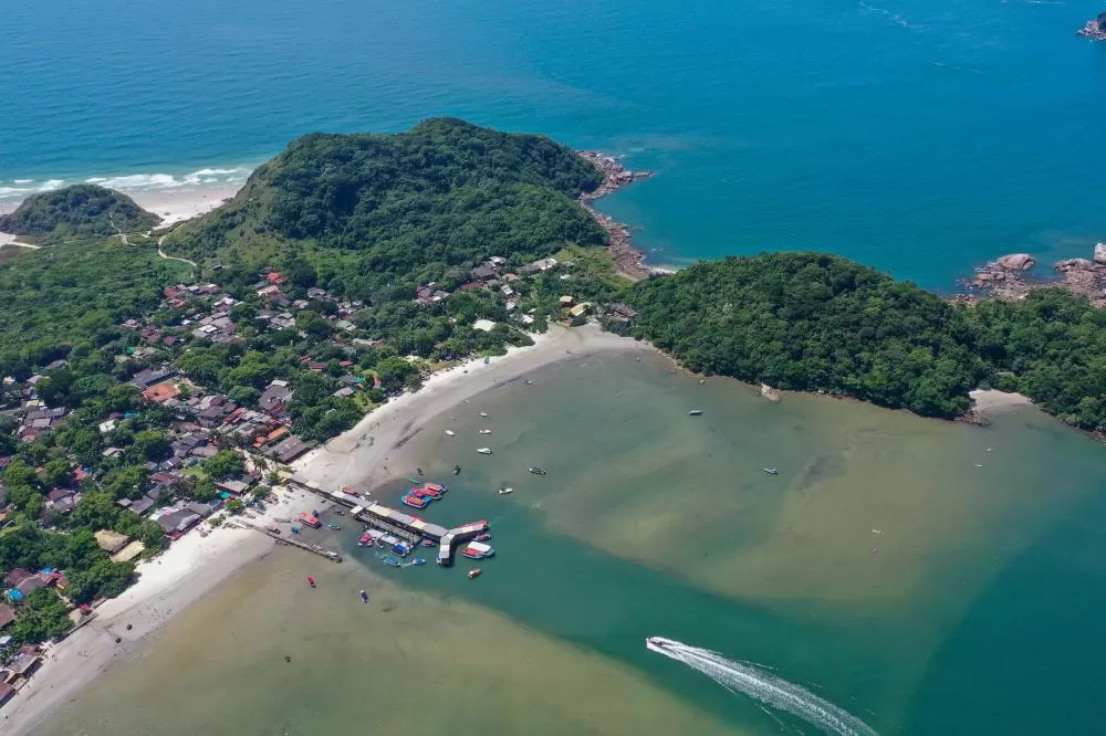 O IAT emitiu licença para o começo da implementação do sistema de coleta e tratamento de esgoto nas comunidades de Encantadas e Nova Brasília, na Ilha do Mel, em Paranaguá Foto: Gabriel Rosa/AEN