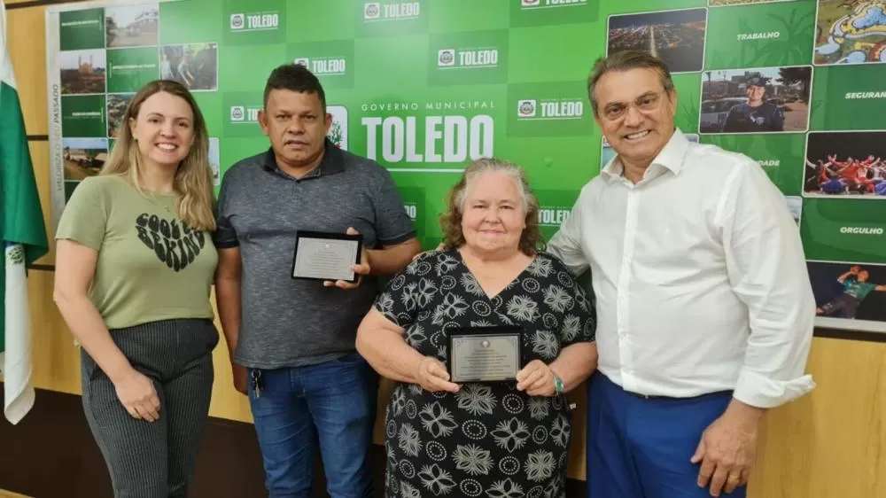 O operador de máquinas, Gersino Alves de Almeida Filho, e a auxiliar de serviços gerais, Maria Aparecida Borges de Farias festejam a aposentadoria