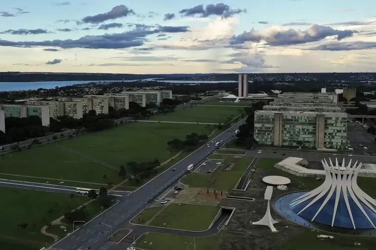 Além da reestruturação da remuneração dos servidores, as medidas envolvem transformação de cargos obsoletos em cargos mais compatíveis com as necessidades de um setor público moderno, incluindo a criação de duas carreiras transversais que podem servir a v