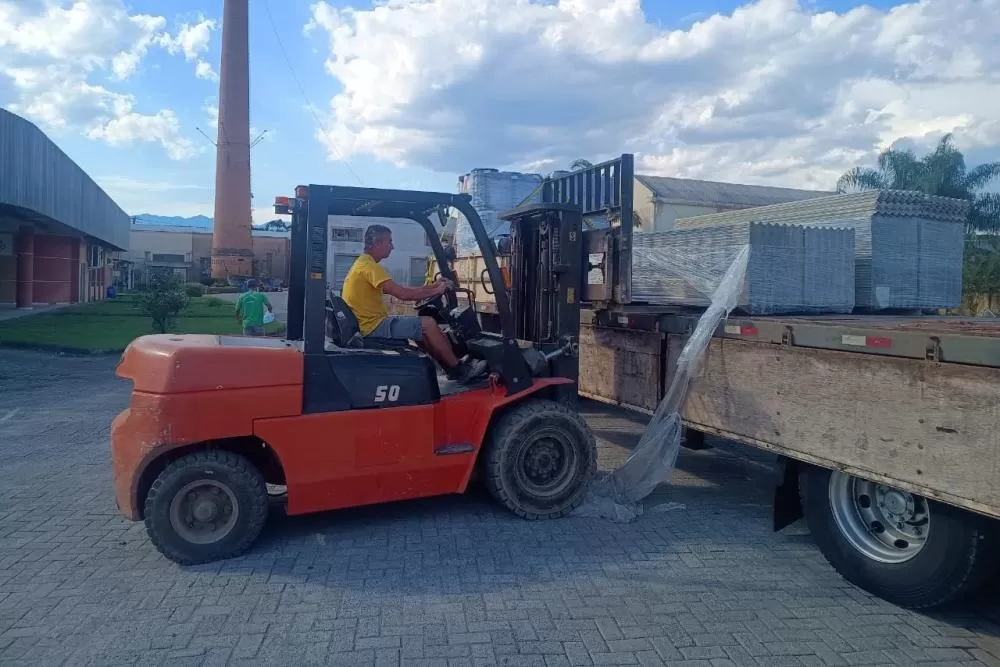 Defesa Civil Estadual entrega mais de 2 mil telhas a famílias afetadas por chuvas em Morretes e Antonina Foto: Defesa Civil