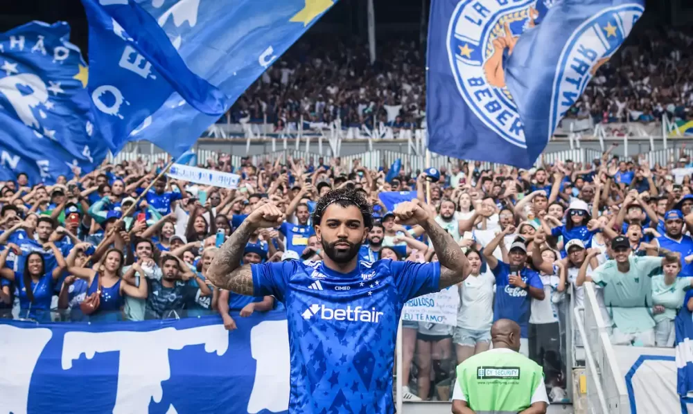 O atacante Gabriel Barbosa, o principal nome do pacote de reforços do Cruzeiro para a próxima temporada, foi apresentado neste sábado (4) no estádio do Mineirão, em Belo Horizonte, em festa que reuniu mais de 40 mil torcedores. “Boa tarde. Primeiro quero