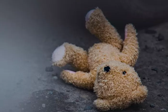 Mãe é presa após planejar, matar filha de fome e esconder corpo no RJ