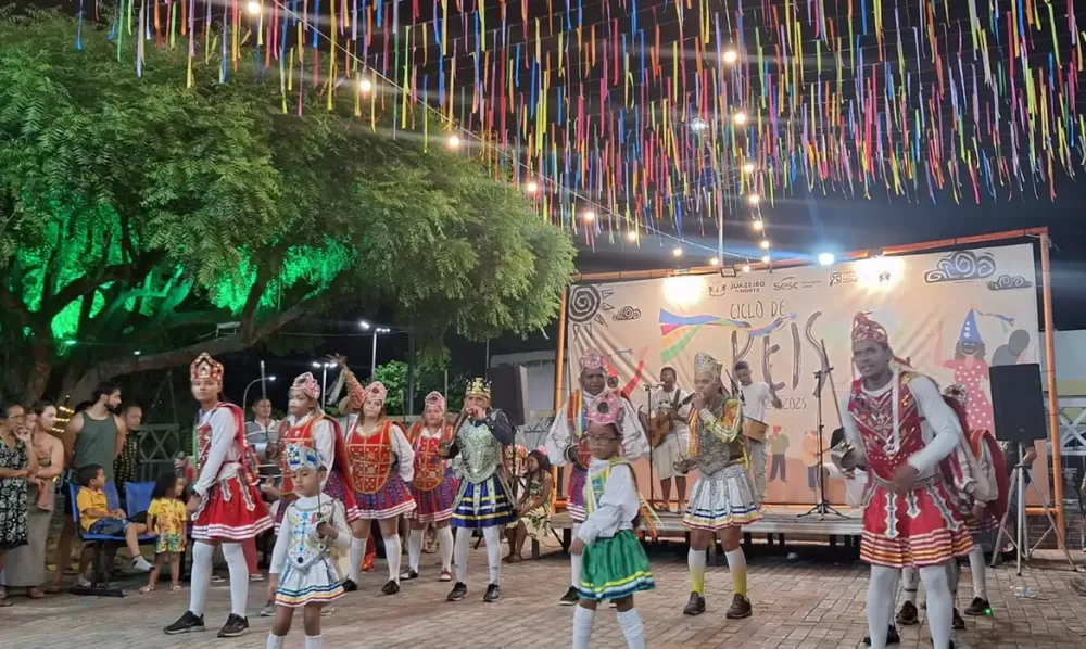 O toque da zabumba, os versos, as cantorias, as cores das roupas, a dança e o legado dos mais velhos… Tudo encantou os olhos de Cícera Flatenara desde a infância. Hoje, aos 27 anos de idade, a cearense nascida e moradora de Juazeiro do Norte é mestra do r