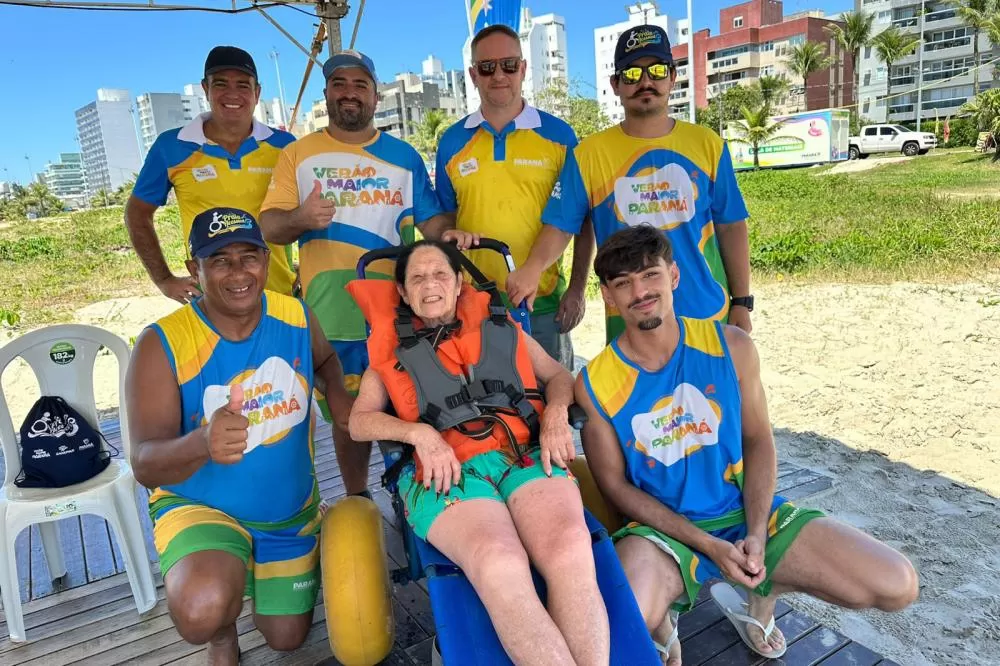 Mais de 300 pessoas já utilizaram cadeiras anfíbias no Verão Maior Paraná Mais de 300 pessoas já utilizaram cadeiras anfíbias no Verão Maior Paraná - Na foto, Ester Peres de Souza, 82 anos, moradora de Curitiba. Foto: SEDEF-PR