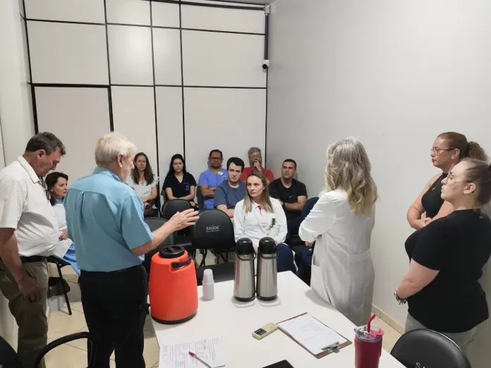 Lari e Roque visitam as estruturas das secretarias de Assistência Social e Saúde e ouvem servidores