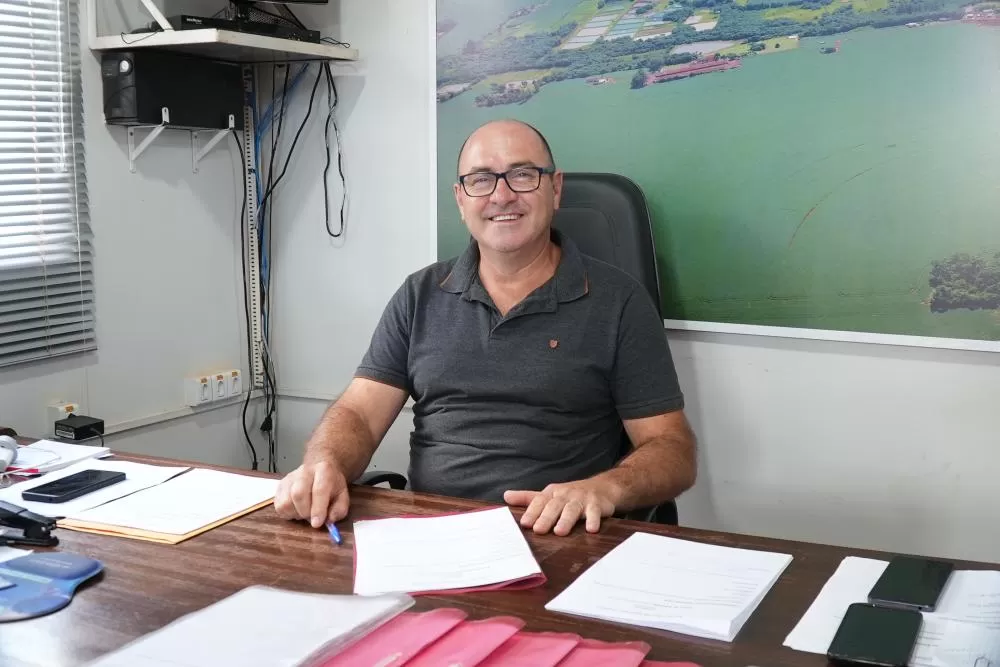 Colaboradores da Viação e Obras retornam de férias e iniciam manutenção nas áreas públicas do município.