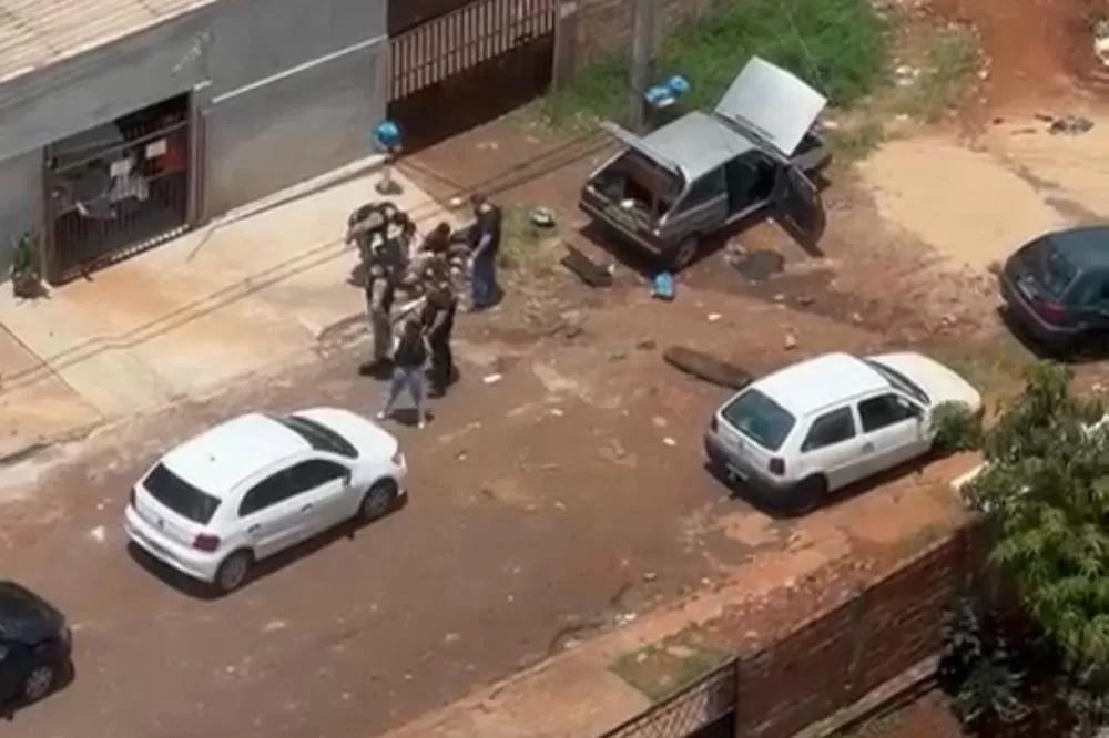  PMPR HELICÓPTERO AUXILIA PRISÃO SUSPEITOS Integração terra e ar: policiais prendem ladrões de carro com auxílio de helicóptero da PMPR Foto: SESP