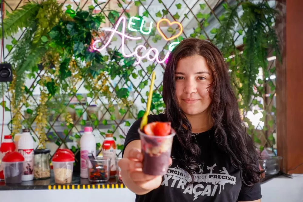  - Yasmin Medeiros, sub-encarregada de uma loja de açaí em Matinhos. Foto: Gabriel Rosa/AEN