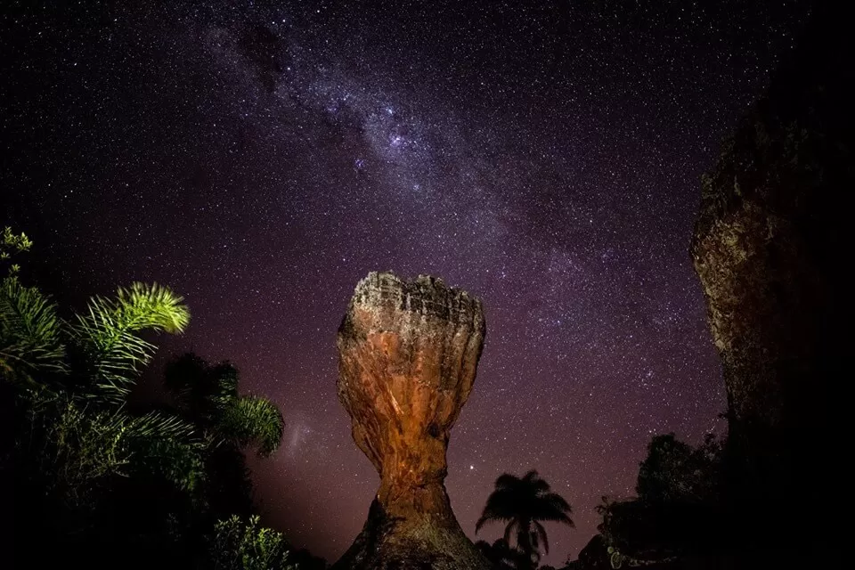 Caminhada noturna no Parque Estadual de Vila Velha em Ponta Grossa Foto: Sérgio Mendonça