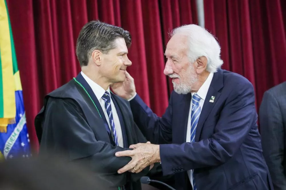 Piana enfatiza trabalho do TCE para a sociedade na posse do novo presidente