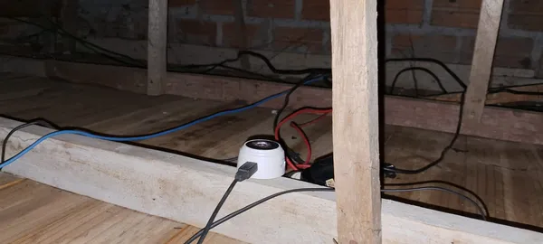 Câmera encontrada pela polícia no forro da casa. Ficava acima do box do banheiro, onde netas tomavam banho. — Foto: Polícia Civil/Divulgação