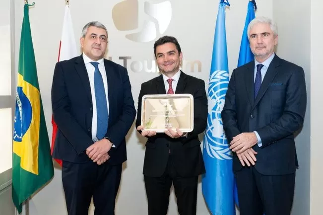 Ministro do Turismo, Celso Sabino, ao lado do secretário-geral da ONU Turismo, Zurab Pololikashvili, e do embaixador do Brasil na Espanha, Orlando Leite Ribeiro - Foto: David Agüero Muñoz/MTur