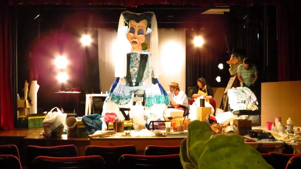 O longa-metragem “Os 80 Gigantes“ acompanha a trajetória da Cia dos Ventos, companhia de teatro de bonecos fundado por um casal do interior do PR