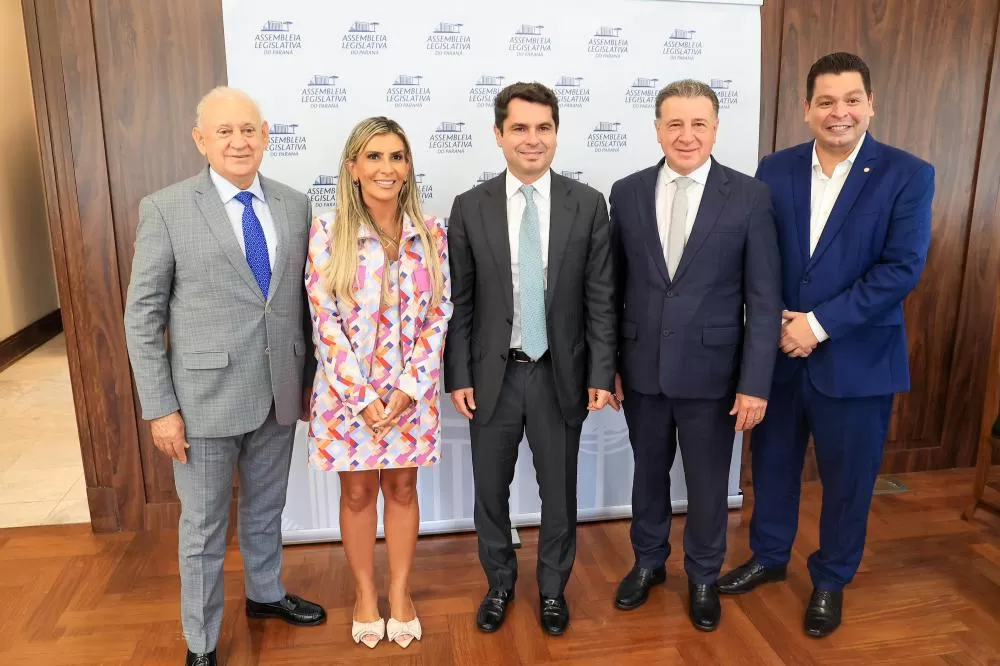 O secretário-chefe da Casa Civil, João Carlos Ortega, representando o governador Carlos Massa Ratinho Junior, entregou a Mensagem do Executivo ao Legislativo , um documento de 335 páginas que detalha os projetos, investimentos e resultados alcançados no a