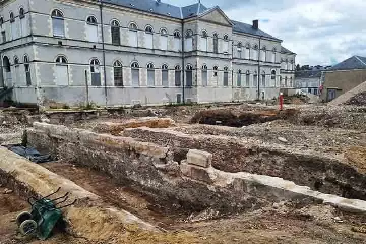 Descoberta Arqueológica em Orléans Revela Necrópole Romana com Tábuas de Maldição e Práticas Funerárias Únicas