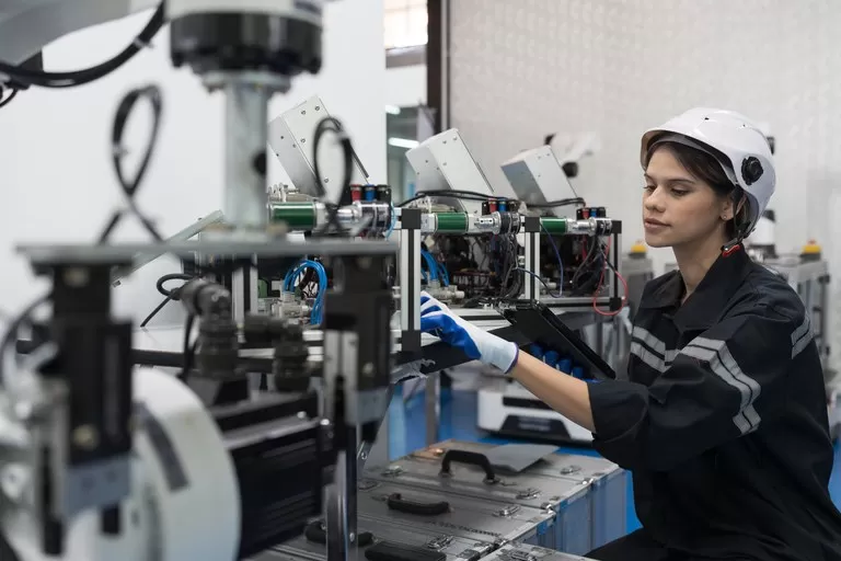 Entre as principais influências positivas está a produção de equipamentos de informática, eletrônicos e ópticos - Foto: Banco de Imagens / Getty Images