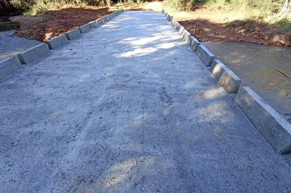 Com orientação e auxílio da Defesa Civil prefeitura de Dois Vizinhos reconstrói seis pontes Foto: Prefeitura de Dois Vizinhos