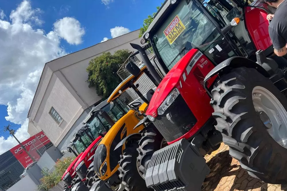 PCPR apreende tratores avariados por enchentes, à venda em Cascavel Foto: PCPR