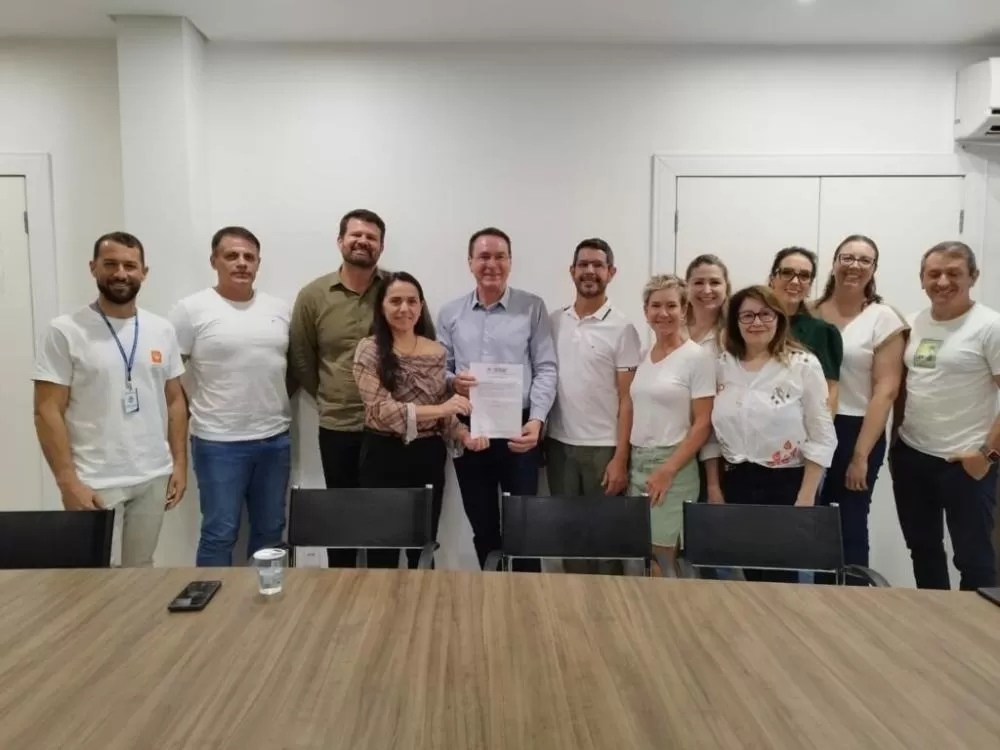 Na foto: Eleandro Tiecher, Edson Cancelier, Alvaro Guancino, Fernando Pauli, Dalva Colling, secretária Cíntia Ramos, Evelin Nicolau, Tamires dal Moro, prefeito Pedron, Cristina da Cas, Indianara Two, Edair Klosinski. Foto: Thiago Miranda