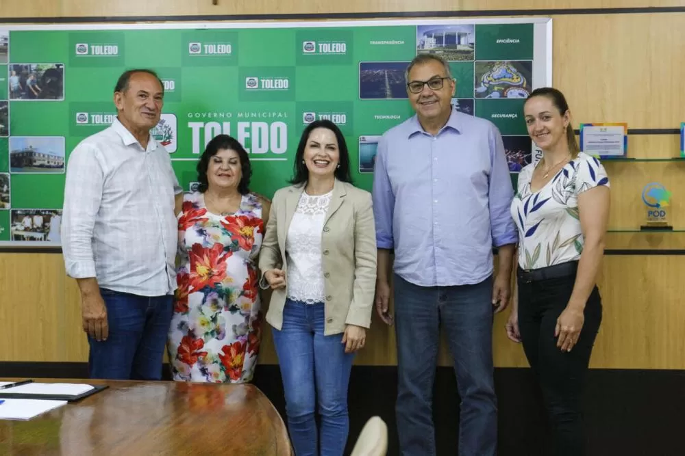 Valdirene Borghetti Garcia, sobrinha da ex-governadora Cida Borghetti, visitou o Paço Municipal de Toledo para encontrar o vice-prefeito Lúcio de Marchi e o prefeito Mario Costenaro