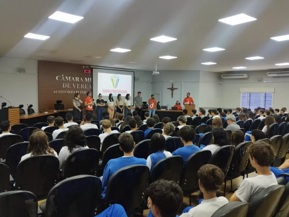 Aula Magna em Santa Helena marca o início do projeto Empreendedorismo na Escola em 2025