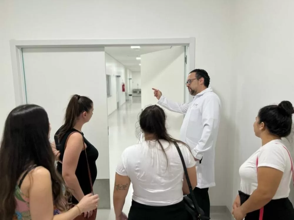 Dr. Marcio Antonio Altarego Jr. acompanhando gestantes em visita ao HGI para conhecerem a estrutura física e humana da obstetrícia. Foto: Murilo Cesar