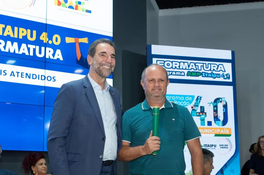 Enio Verri com um dos formandos.