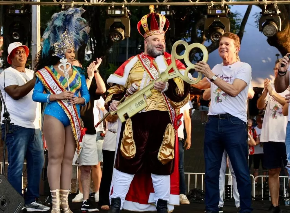 General Silva e Luna entrega chave ao Rei Momo e abre carnaval de Foz do Iguaçu