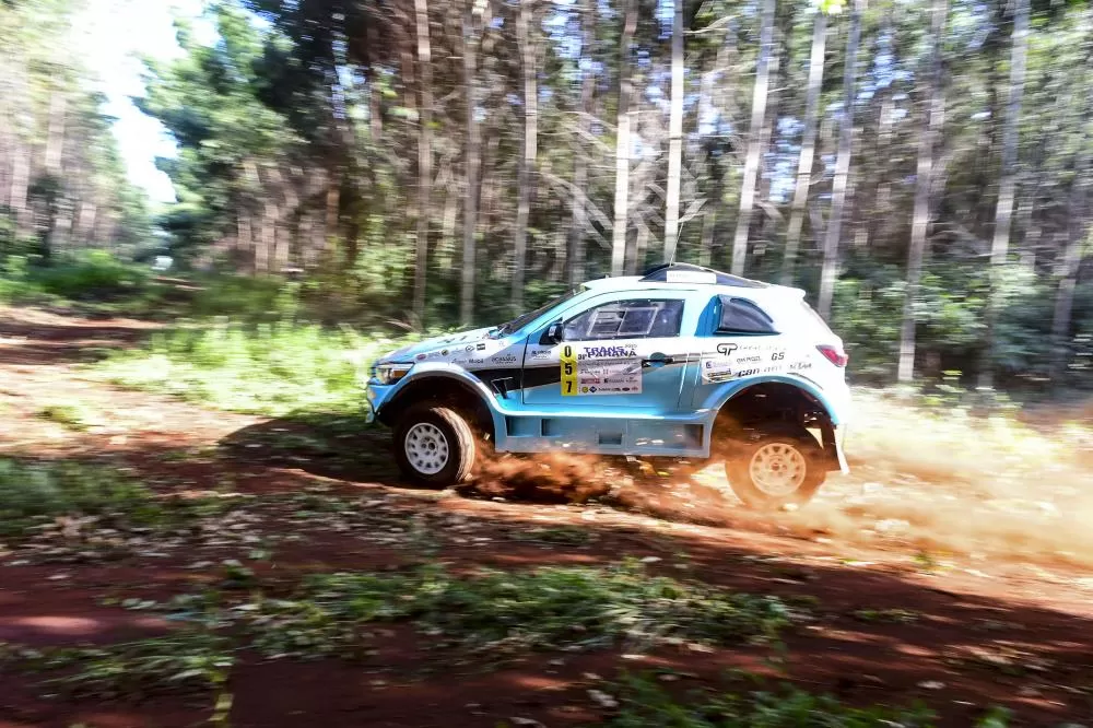 Os mais de 300 veículos participantes do 31º Rally Transparaná chegaram, nesta segunda-feira (3), a Guarapuava Foto: Dom Fotografia