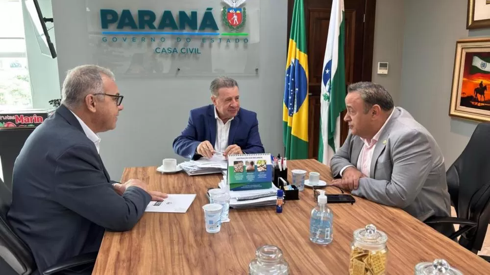 Prefeito Mario Costenaro se reuniu com o chefe da Casa Civil, João Carlos Ortega, e o deputado estadual, Hussein Bakri, nesta terça-feira em Curitiba (Crédito: Márcio Pimentel)