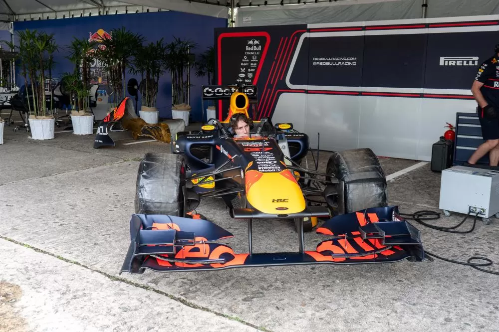 Motores roncando: pilotos testam carros para o Red Bull Showrun Foto: Ricardo Ribeiro/AEN