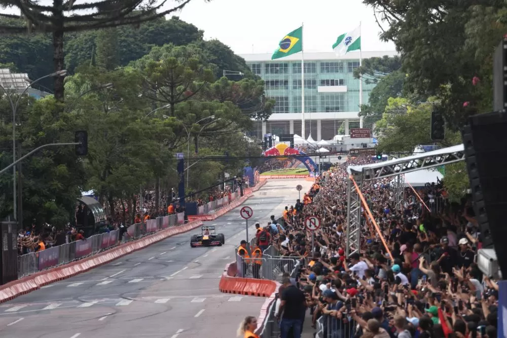 Adrenalina e velocidade: fãs apaixonados vibram com apresentação de carros na Red Bull Showrun Foto: Jonathan Campos/AEN