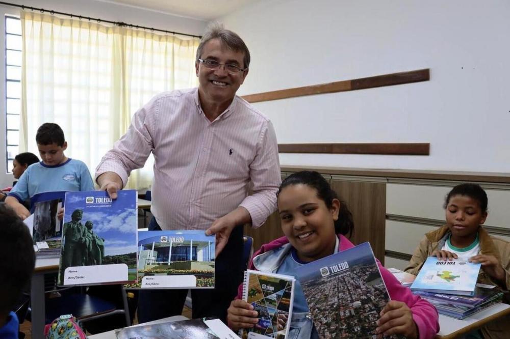 Conforme a turma em que estão matriculados, alunos da rede municipal de ensino estão recebendo materiais escolares adquiridos ao valor de R$ 2.199.043,67