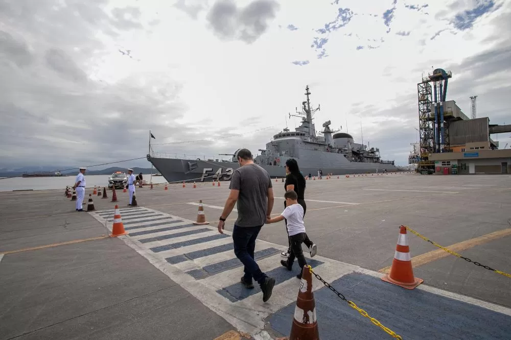 Navio de Guerra da Marinha recebe visitantes no Porto de Paranaguá Foto: Cláudio Neves/Portos do Paraná