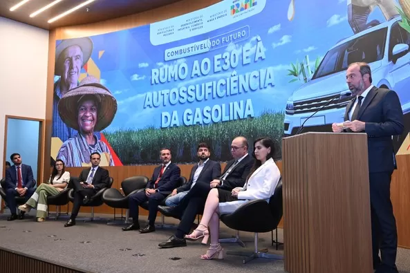 Com a ampliação da mistura de etanol, explicou Silveira, a estimativa é de redução de até R$0,13 (treze centavos) por litro da gasolina, impacto que também irá contribuir para o controle da inflação - Foto: Ricardo Botelho/MME