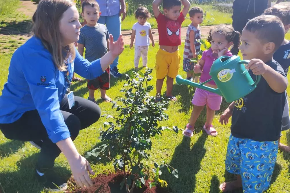 Ações ambientais organizadas pelo IAT para comemorar o Dia Mundial da Água distribuíram mais de oito mil mudas de espécies nativas Foto: IAT-PR