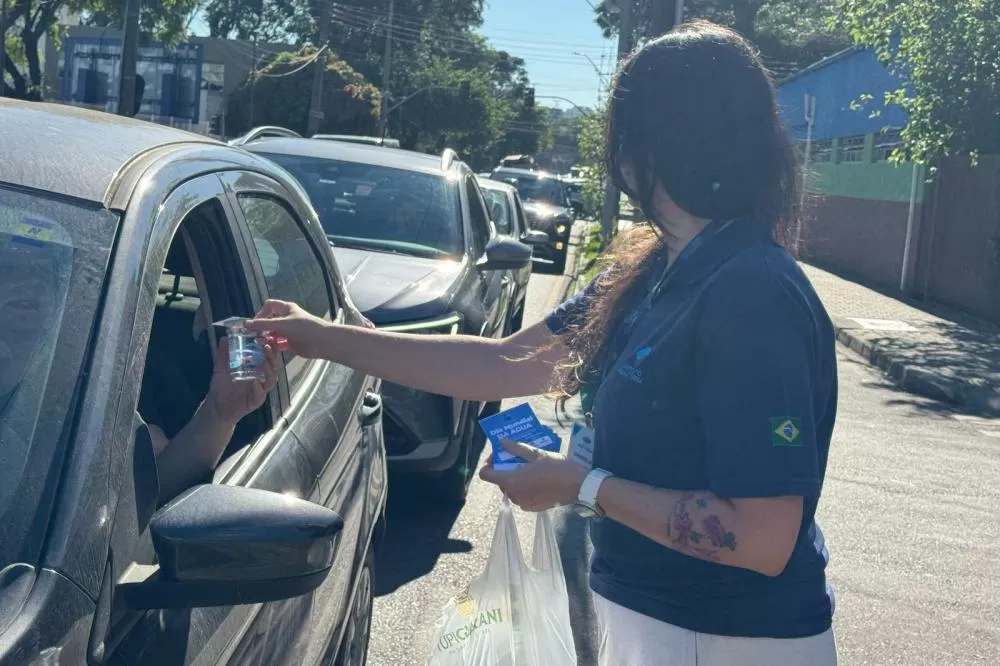 IAT distribuiu 960 copos da água e cartões informativos para conscientizar a população de Curitiba sobre o uso racional do recurso hídrico Foto: IAT Curitiba