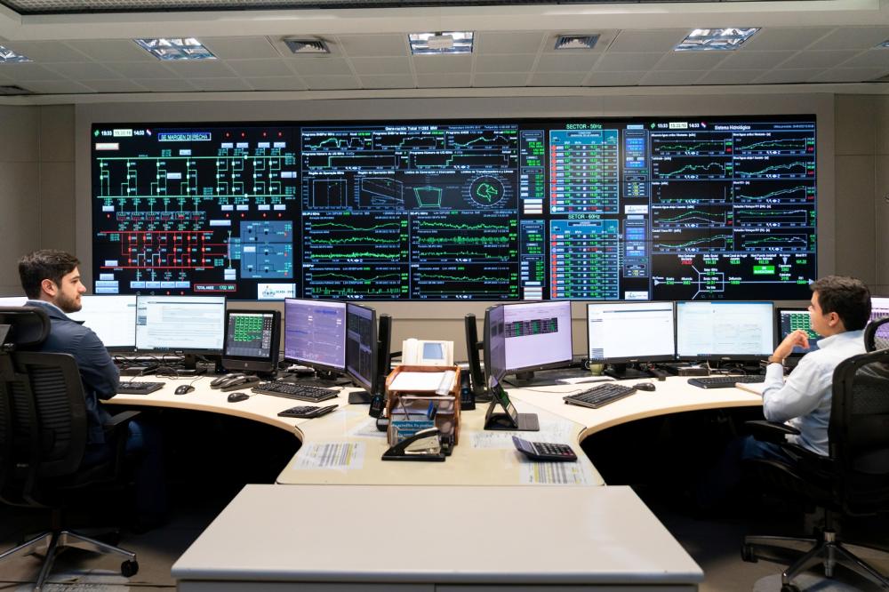 Brasileiro e paraguaio dividem comando da Sala de Despacho de Carga da Itaipu Binacional. Imagem de arquivo: Sara Cheida | Itaipu Binacional