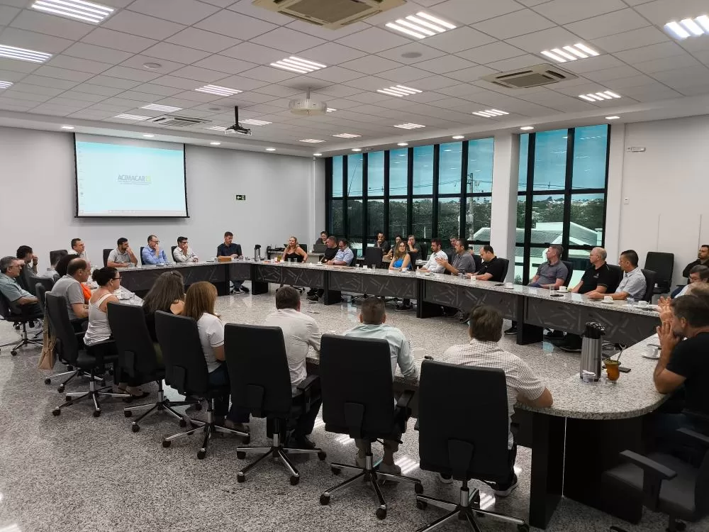 Prefeito e secretários apresentam projeto de remodelação da avenida Maripá em reunião na Acimacar