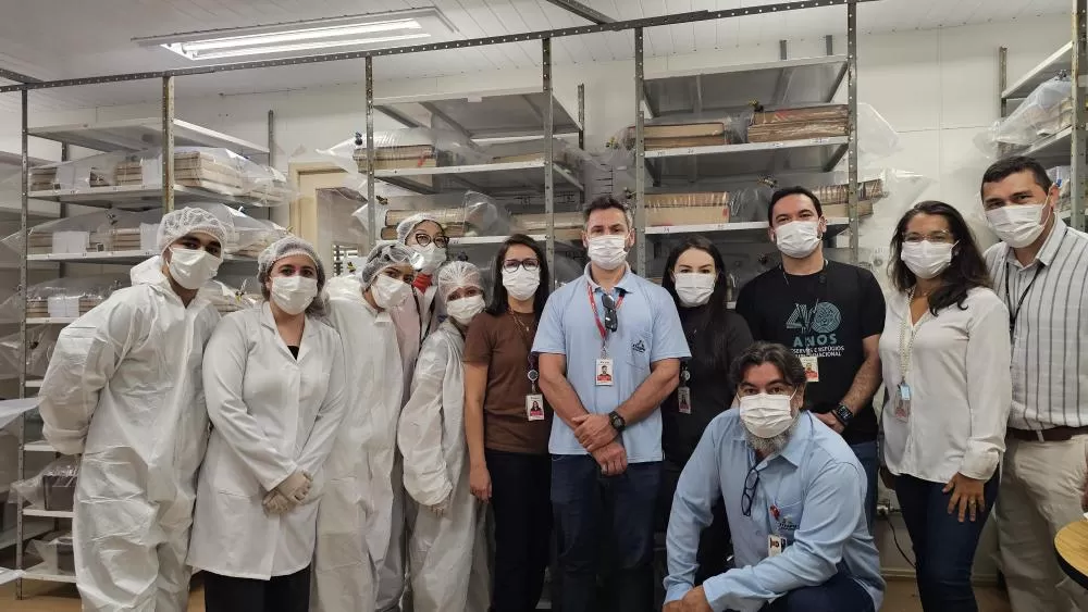 Um dos livros que passará por processo de desinfecção. Equipes da Itaipu e da empresa contratada. Crédito das fotos: Divulgação/Itaipu.