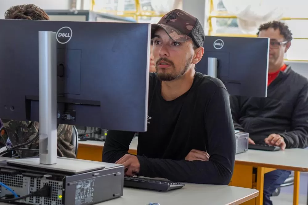 Último dia de inscrição para certificação da EJA: provas são realizadas em abril Foto: Lucas Fermin/SEED
